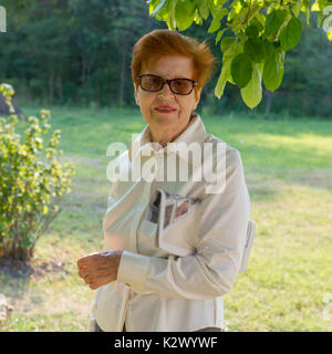 Portrait d'une femme âgée avec un journal dans sa main. L'âge de 80 ans. Banque D'Images