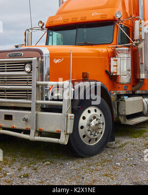 Cabine de camion Freightliner américain orange Banque D'Images