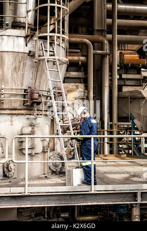 L'homme travaillant à Bahia las Minas centrale thermique. Colon, Panama. Banque D'Images