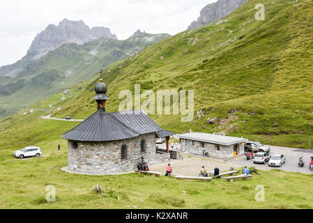 Col du Klausen, Suisse - 3 août 2017 : les personnes qui désirent visiter la chapelle sur le col de Klausen sur les Alpes Suisses Banque D'Images