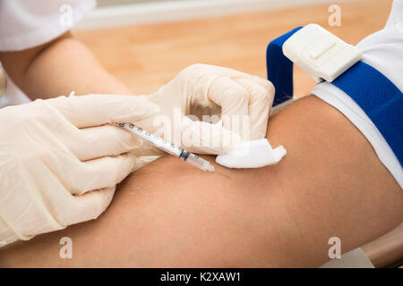 Close-up de médecin pour faire une injection au patient Banque D'Images