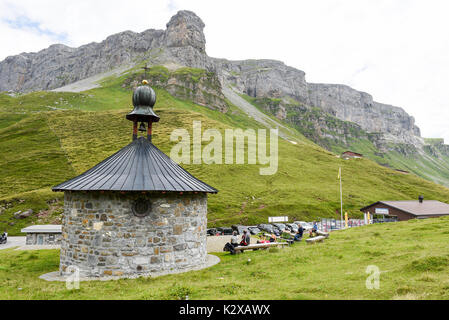 Col du Klausen, Suisse - 3 août 2017 : les personnes qui désirent visiter la chapelle sur le col de Klausen sur les Alpes Suisses Banque D'Images