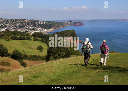 Une paire de randonneurs profiter de la vue le long de la South West Coast Path à plus de Ness Cove et de Teignmouth, Devon, UK Banque D'Images