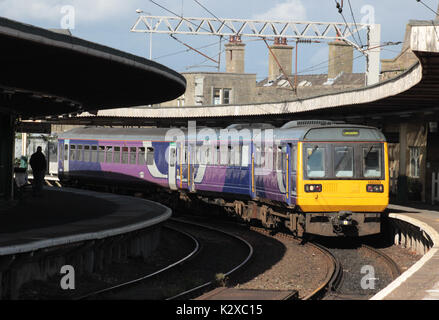 Class 142 diesel stimulateur avec 153 passagers de classe super sprinter train dans Carnforth gare la plate-forme 1. Banque D'Images