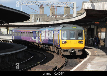 Class 142 diesel stimulateur avec 153 passagers de classe super sprinter train dans Carnforth gare la plate-forme 1. Banque D'Images