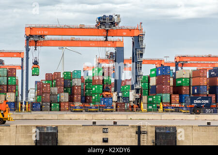 ROTTERDAM - Aug 23, 2017 : Sea Containers empilés dans le port de Rotterdam. Banque D'Images