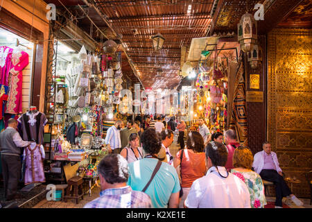Marrakech, Maroc - 29 Apr 2016 : les touristes et habitants de la marche à travers les souks de la vieille médina de Marrakech. Banque D'Images
