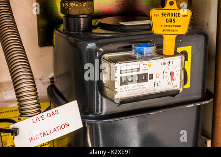 À l'intérieur d'un compteur de gaz armoire avec la touche jaune sur le dessus de l'appareil étanche et la consommation affichée. East Midlands, Angleterre, Royaume-Uni. Banque D'Images