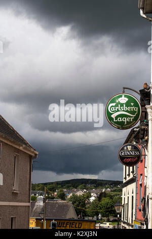 Carlsberg bière Guinness signe extérieur d'un Pub à Clare, Irlande Banque D'Images