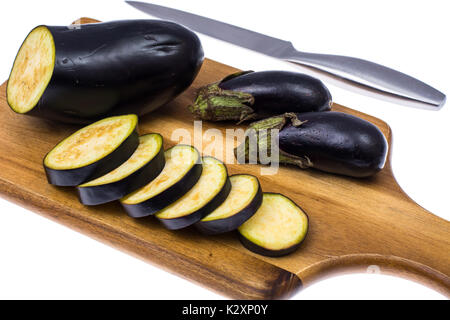 Les cercles de tranches d'aubergine sur cuisine planche à découper en bois. Studio Photo Banque D'Images