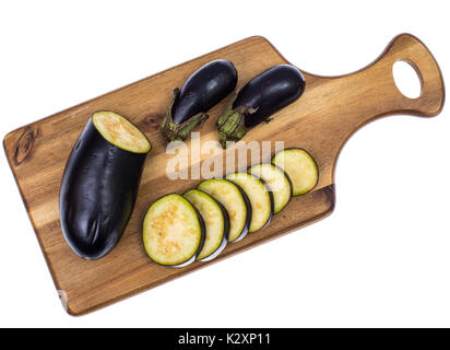 Les cercles de tranches d'aubergine sur cuisine planche à découper en bois. Studio Photo Banque D'Images