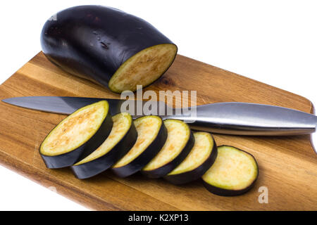 Les cercles de tranches d'aubergine sur cuisine planche à découper en bois. Studio Photo Banque D'Images