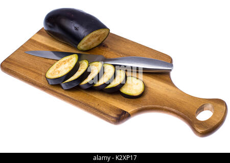 Les cercles de tranches d'aubergine sur cuisine planche à découper en bois. Studio Photo Banque D'Images