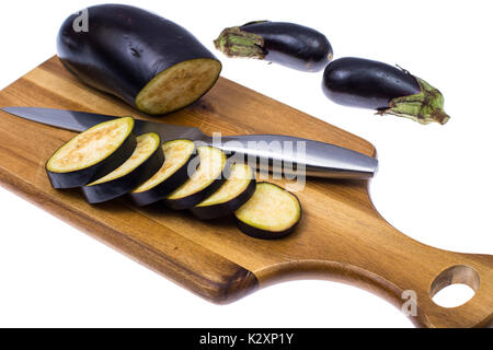 Les cercles de tranches d'aubergine sur cuisine planche à découper en bois. Studio Photo Banque D'Images