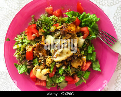 Salade de champignons des bois, les tomates et la laitue Studio Photo Banque D'Images