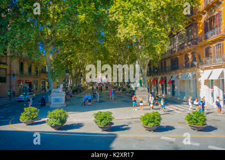 PALMA DE MAJORQUE, ESPAGNE - 18 août 2017 : Vue de dessus de la marche des personnes non identifiées, au Boulevard né à Palma de Mallorca, Espagne, Europe Banque D'Images