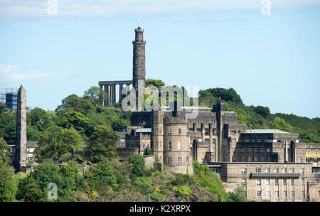 Vue sur Calton Hill, Édimbourg montrant le monument des Martyrs Politiques (extrême gauche) le Monument National, Monument Nelson et nouveau St Andrews House. Banque D'Images