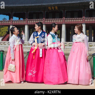 Séoul, Corée du Sud - 30 octobre 2015 : les jeunes femmes coréennes porter costume national cheers chaque autre près de Gyeonghoeru, le 30 octobre, Séoul, Corée Banque D'Images