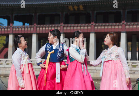 Séoul, Corée du Sud - 30 octobre 2015 : les jeunes femmes coréennes porter costume national cheers chaque autre près de Gyeonghoeru, le 30 octobre, Séoul, Corée Banque D'Images