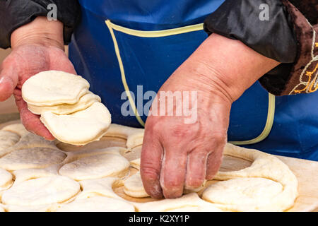 Femme prépare des biscuits à Almaty, Kazakhstan, le 31 mai, 2017 Banque D'Images