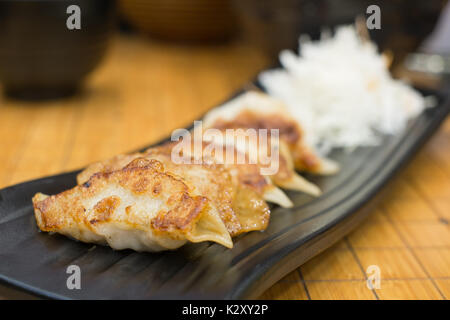 Gyoza raviolis chinois, nourriture japonaise populaire Banque D'Images