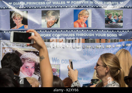 Comme la foule des sympathisants royalistes recueillir, un mémorial de spontanée des fleurs, les photos et les souvenirs se développant à l'extérieur de Kensington Palace, la résidence royale de la princesse Diana, morte dans un accident de voiture à Paris il y a 20 ans exactement, le 31 août 2017, à Londres, en Angleterre. En 1997 une mer de tributs floraux aussi rempli cette zone du parc royal ainsi que dans le centre commercial où ses funérailles. Alors, comme aujourd'hui - un royalistes ont pleuré la princesse du peuple, un intitulé inventé par le Premier Ministre Tony Blair. Banque D'Images