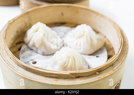 L'intérieur des boulettes chinoise cuiseur vapeur en bambou Banque D'Images