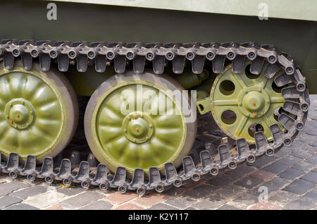 Les voies du réservoir et les roues en acier vert énorme panzer Banque D'Images