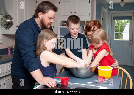 Une family baking ensemble dans la cuisine. Banque D'Images