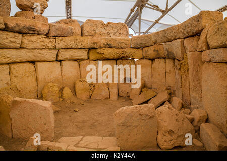 HAGAR QUIM, MALTE - 16 octobre 2016 : temple mégalithique, monument mégalithique de l'île de Malte. Vue de l'intérieur. Banque D'Images