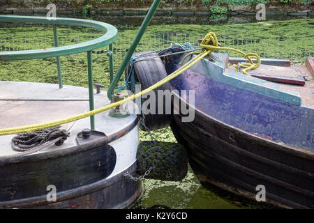 Narrowboats amarrés sur Regents Canal Islington, Londres Banque D'Images