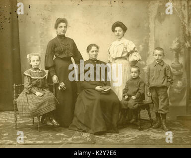 Photographie Ancienne c1900, la mère et les enfants, ou la mère et les enfants avec leur tante. SOURCE : photographie originale. Banque D'Images