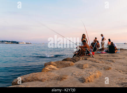 Fisheren sur un quai à Juan les Pins, Côte d'Azur, France Banque D'Images