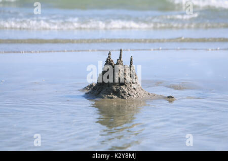 Château de sable sur le rivage de la mer, similaire à la célèbre Mont Saint Michel château de France Banque D'Images