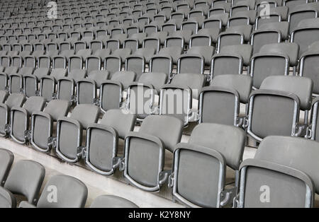 Beaucoup de chaises longues sur le stade des gradins avec aucun peuple avant l'événement sportif Banque D'Images