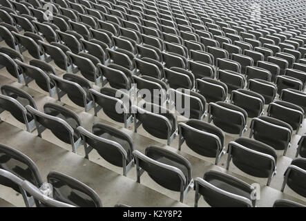 Chaise longue sur le stade des gradins avec aucun peuple avant l'événement du concert live Banque D'Images