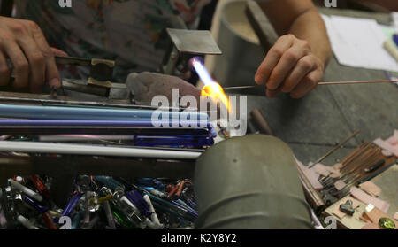 Glazier travaille avec flamme chaude dans son atelier en italie Banque D'Images