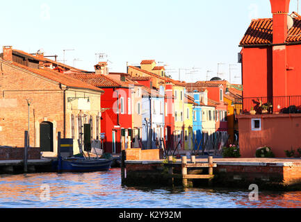 Burano est une petite île près de Venise en Italie, célèbre pour ses maisons aux couleurs vives. L'arc en ciel de beaucoup de couleurs est un autre touriste italien Banque D'Images