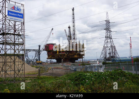 Brent de la mer du Nord Delta mis hors service Shell Oil Rig en plate-forme de terrain mesure UK Port Seaton Hartlepool en attente de démontage et de recyclage Banque D'Images