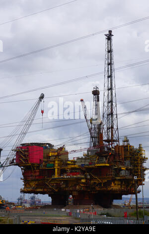 Brent de la mer du Nord Delta mis hors service Shell Oil Rig en plate-forme de terrain mesure UK Port Seaton Hartlepool en attente de démontage et de recyclage Banque D'Images