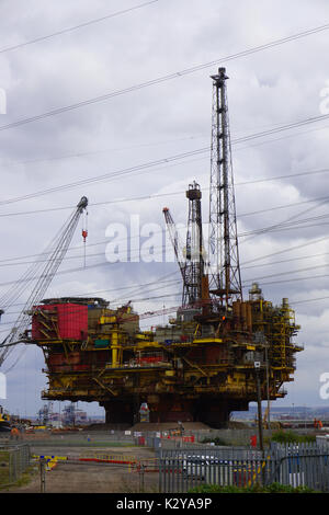 Brent de la mer du Nord Delta mis hors service Shell Oil Rig en plate-forme de terrain mesure UK Port Seaton Hartlepool en attente de démontage et de recyclage Banque D'Images