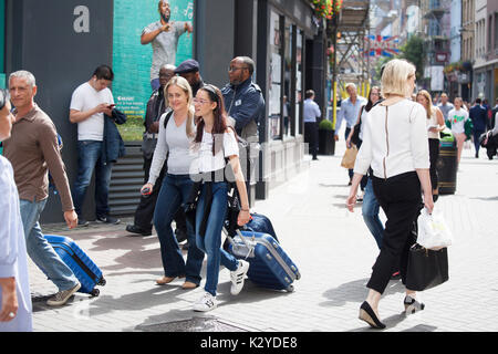 Londres, ANGLETERRE - 20 août 2017 les femmes avec une valise d'agréables promenades le long de Carnaby Street, la rue principale pour le shopping Banque D'Images