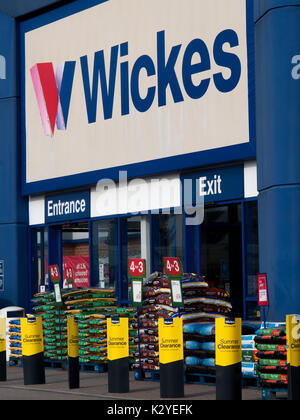 Wickes signe au-dessus de entrée, la rénovation domiciliaire, ventes de fournitures et matériel pour le public et de l'industrie du bâtiment Banque D'Images