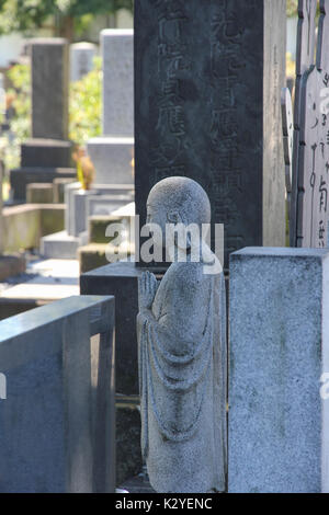 Sculpture en pierre de Bouddha dans le cimetière Yanaka, Tokyo, Japon Banque D'Images