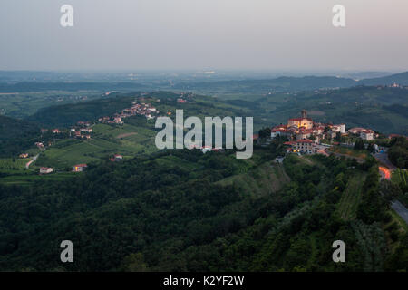 Goriska Brda est une grande région viticole de l'ouest de la Slovénie, près de la frontière avec l'Italie. Ils sont connus sous le nom de Toscane slovène et de vin appelé Rebula. Banque D'Images