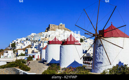 Îles de la Grèce traditionnelle unique - Astypalea pittoresque (Astipalaia) dans le Dodécanèse. Belle vue du village de Chora et moulins à vent Banque D'Images