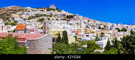 Village traditionnel pittoresque Ano Syros dans l'île de Syros. Cyclades, Grèce Banque D'Images