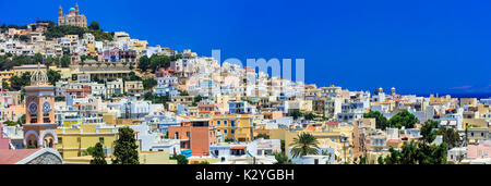 Village traditionnel pittoresque Ano Syros dans l'île de Syros. Cyclades, Grèce Banque D'Images