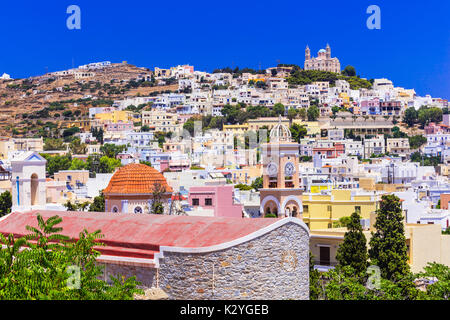 Village traditionnel pittoresque Ano Syros dans l'île de Syros. Cyclades, Grèce Banque D'Images