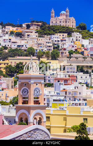 Village traditionnel pittoresque Ano Syros dans l'île de Syros. Cyclades, Grèce Banque D'Images